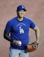 　試合前、練習の合間に笑顔を見せるドジャース・大谷＝トロント（共同）