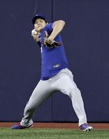 　試合前、遠投するドジャース・大谷＝トロント（共同）