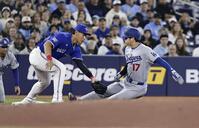 　ブルージェイズ戦の１回、後続のフライで三塁に滑り込むドジャースの二走大谷。左は三塁手岡本＝トロント（共同）
