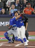 　ドジャース戦の２回、二飛に倒れるブルージェイズ・岡本＝トロント（共同）