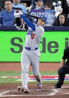 　ブルージェイズ戦の３回、先制打を放つドジャース・大谷＝トロント（共同）