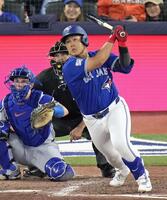 　ドジャース戦の７回、二塁打を放つブルージェイズ・岡本＝トロント（共同）