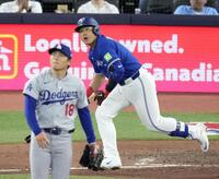 　ドジャース戦の７回、山本（手前）から二塁打を放つブルージェイズ・岡本＝トロント（共同）