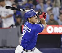 　ドジャース戦の７回、二塁打を放つブルージェイズ・岡本＝トロント（共同）