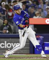 　ドジャース戦の７回、二塁打を放つブルージェイズ・岡本＝トロント（共同）