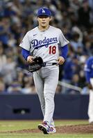 　ブルージェイズ戦の７回途中、降板するドジャース・山本＝トロント（共同）