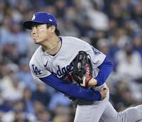 　ブルージェイズ戦に先発し、６回０／３を投げ５安打１失点で２勝目を挙げたドジャース・山本＝トロント（共同）