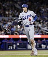 　ブルージェイズ戦の５回、右飛に倒れたドジャース・大谷＝トロント（共同）