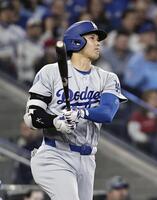 　ブルージェイズ戦の３回、先制打を放つドジャース・大谷＝トロント（共同）