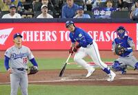 　ドジャース戦の５回、左飛に倒れるブルージェイズ・岡本。投手山本＝トロント（共同）