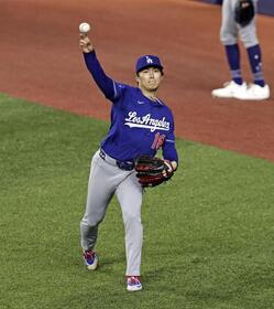 　キャッチボールするドジャース・山本＝トロント（共同）