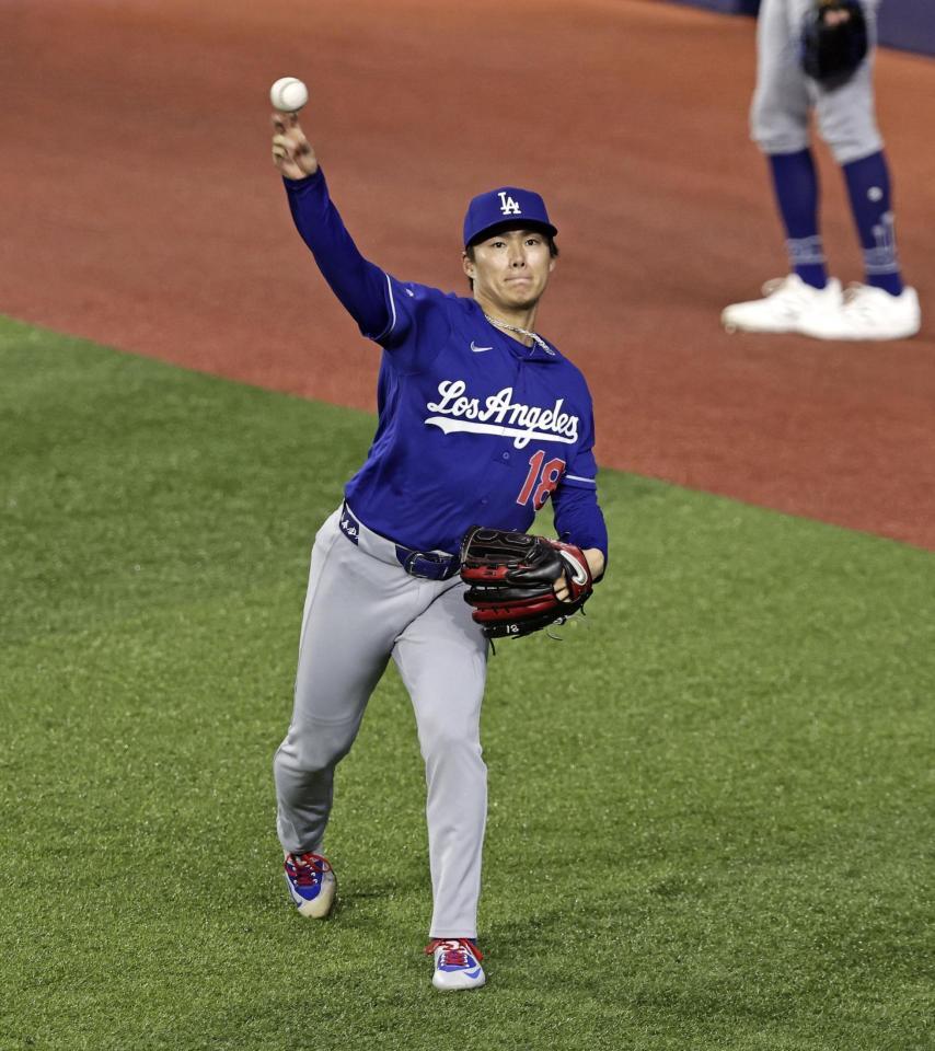 　キャッチボールするドジャース・山本＝トロント（共同）