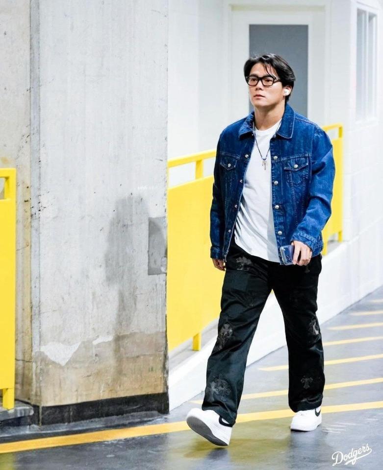 　球場入りする山本（ロサンゼルス・ドジャース提供）