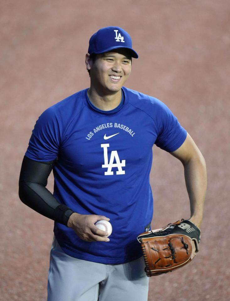 　試合前、練習の合間に笑顔を見せるドジャース・大谷＝トロント（共同）