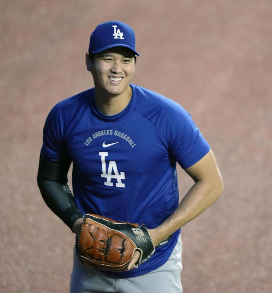 　試合前、練習の合間に笑顔を見せるドジャース・大谷＝トロント（共同）