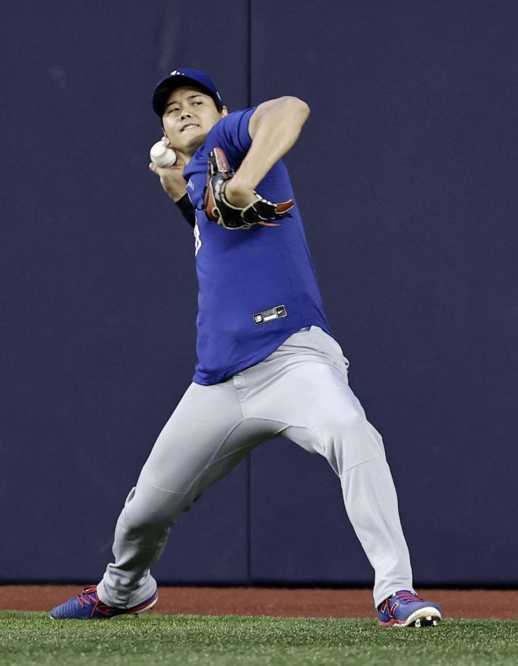 　試合前、遠投するドジャース・大谷＝トロント（共同）