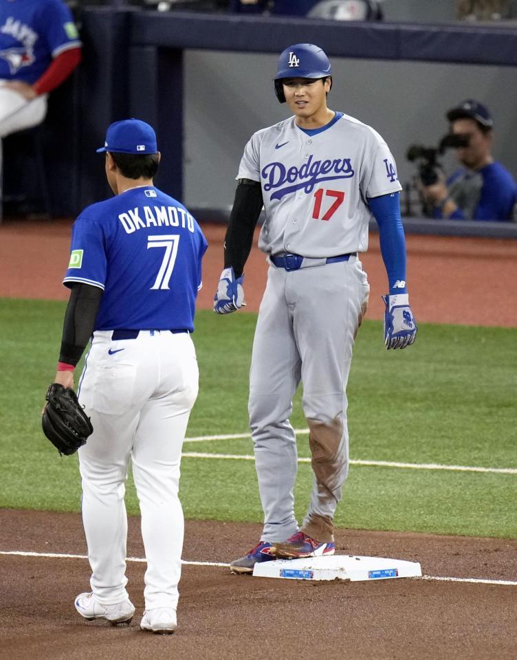 　ブルージェイズ戦の１回、後続のフライで三塁に進んだドジャース・大谷。左は三塁手岡本＝トロント（共同）