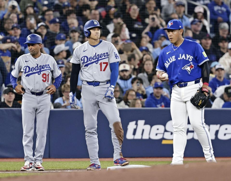 　ブルージェイズ戦の１回、後続のフライで三塁に進んだドジャース・大谷。右は三塁手岡本＝トロント（共同）