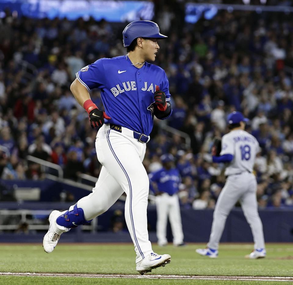 　ドジャース戦の５回、左飛に倒れたブルージェイズ・岡本。右奥は山本＝トロント（共同）