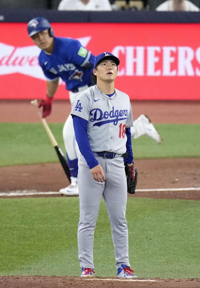 　ブルージェイズ戦の５回、岡本（奥）を左飛に打ち取るドジャース・山本＝トロント（共同）