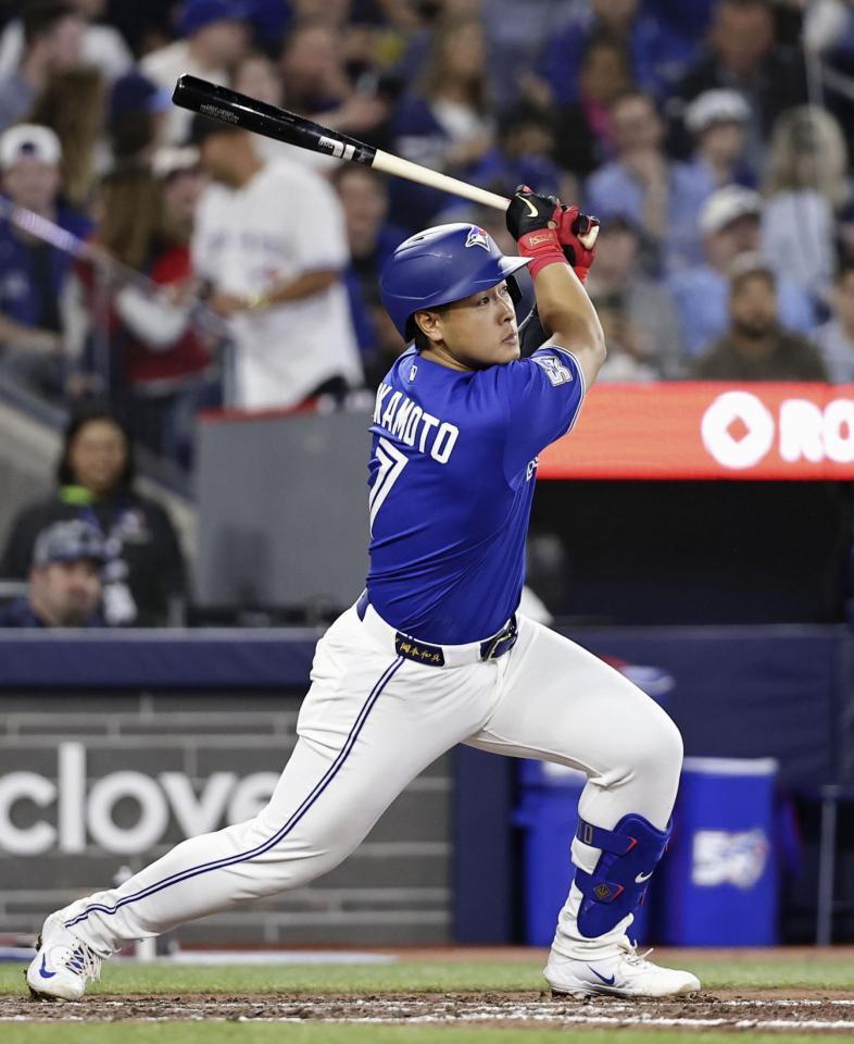 　ドジャース戦の７回、二塁打を放つブルージェイズ・岡本＝トロント（共同）