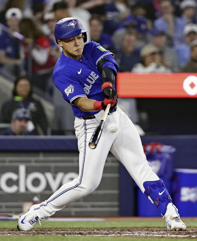 　ドジャース戦の７回、二塁打を放つブルージェイズ・岡本＝トロント（共同）