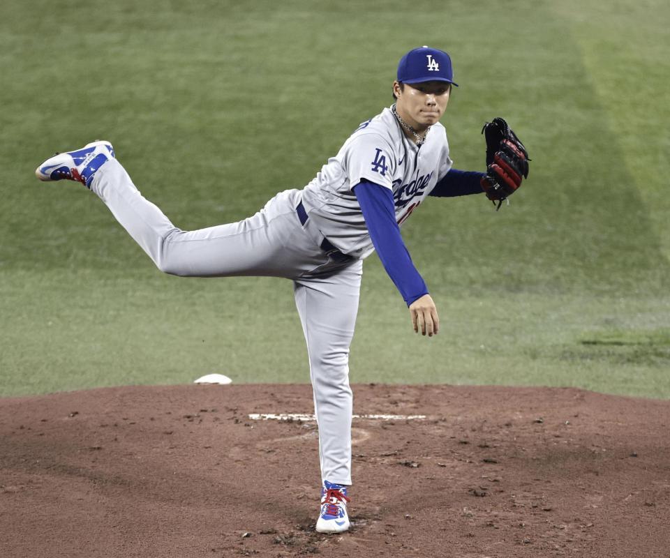 　ブルージェイズ戦に先発し、６回０／３を投げ５安打１失点で２勝目を挙げたドジャース・山本＝トロント（共同）