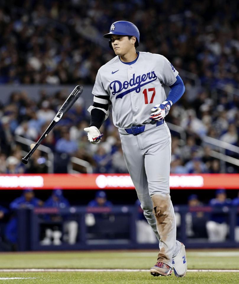 　ブルージェイズ戦の５回、右飛に倒れたドジャース・大谷＝トロント（共同）