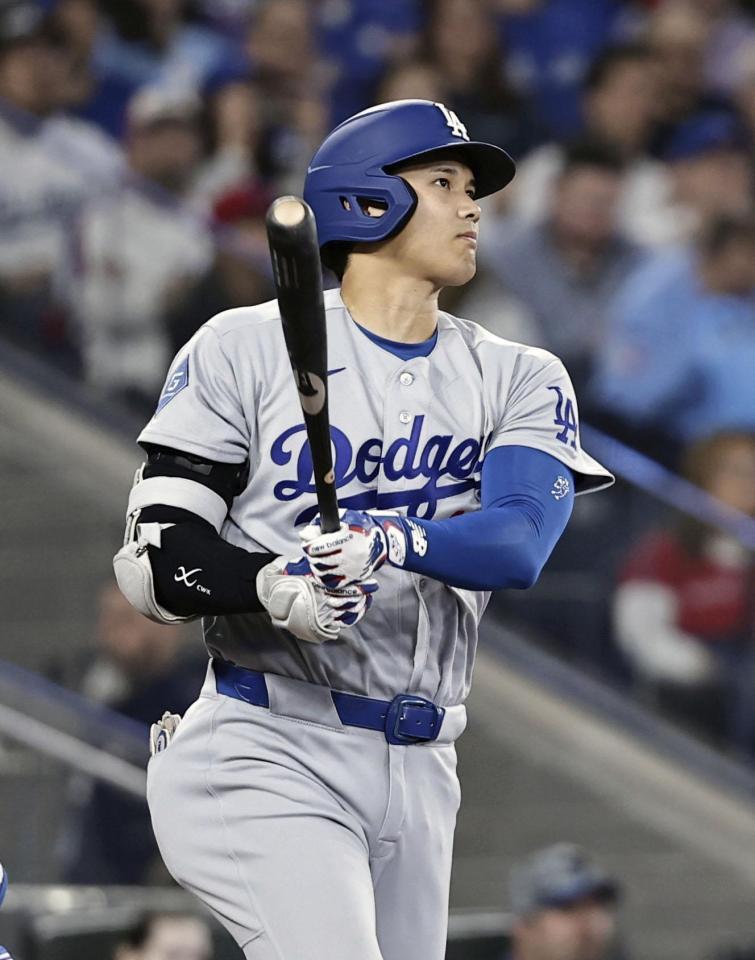 　ブルージェイズ戦の３回、先制打を放つドジャース・大谷＝トロント（共同）
