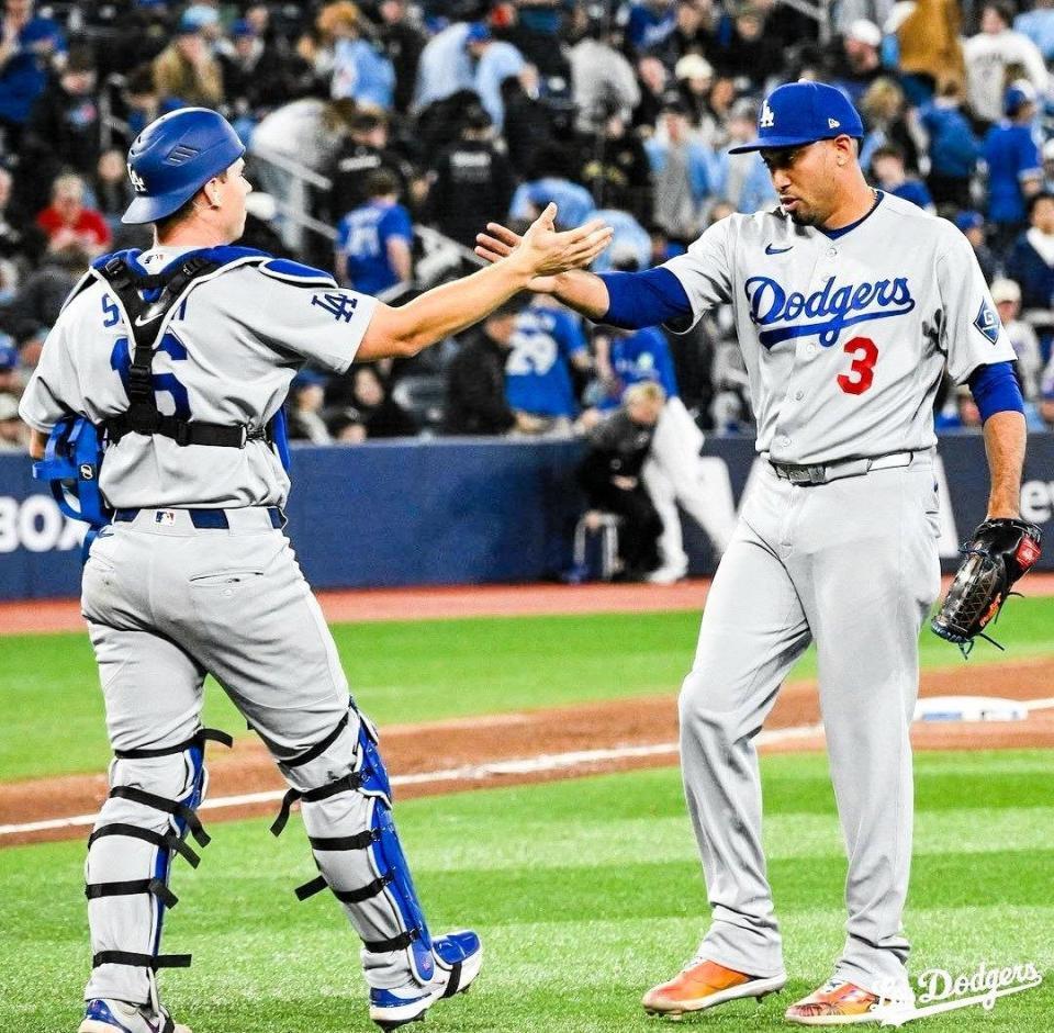 　九回を無失点に抑え、スミスとタッチをかわすディアス（ロサンゼルス・ドジャース提供）