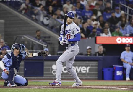 　ブルージェイズ戦の１回、四球を選んだドジャース・大谷。昨季から43試合連続出塁とし、２００９年にマリナーズのイチローが樹立した日本勢最長記録に並んだ＝トロント（共同）