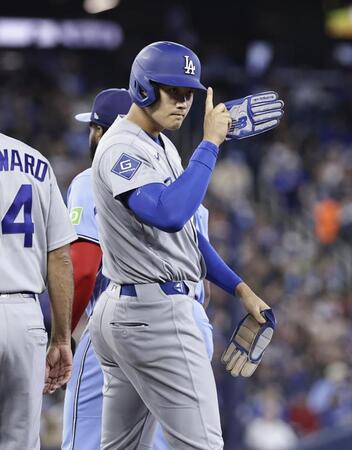 　ブルージェイズ戦の１回、四球を選んだドジャース・大谷。昨季から43試合連続出塁とし、２００９年にマリナーズのイチローが樹立した日本勢最長記録に並んだ＝トロント（共同）