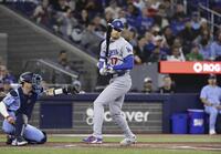 　ブルージェイズ戦の１回、四球を選んだドジャース・大谷。昨季から43試合連続出塁とし、２００９年にマリナーズのイチローが樹立した日本勢最長記録に並んだ＝トロント（共同）