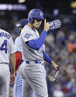 　ブルージェイズ戦の１回、四球を選んだドジャース・大谷。昨季から43試合連続出塁とし、２００９年にマリナーズのイチローが樹立した日本勢最長記録に並んだ＝トロント（共同）