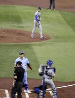 　ブルージェイズ戦の１回、岡本を空振り三振に仕留めたドジャース・大谷（上）＝トロント（共同）