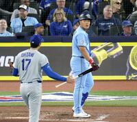 　ドジャース戦の６回、三邪飛に倒れたブルージェイズ・岡本。投手大谷＝トロント（共同）