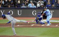 　ドジャース戦の１回、空振り三振に倒れるブルージェイズ・岡本。投手大谷＝トロント（共同）