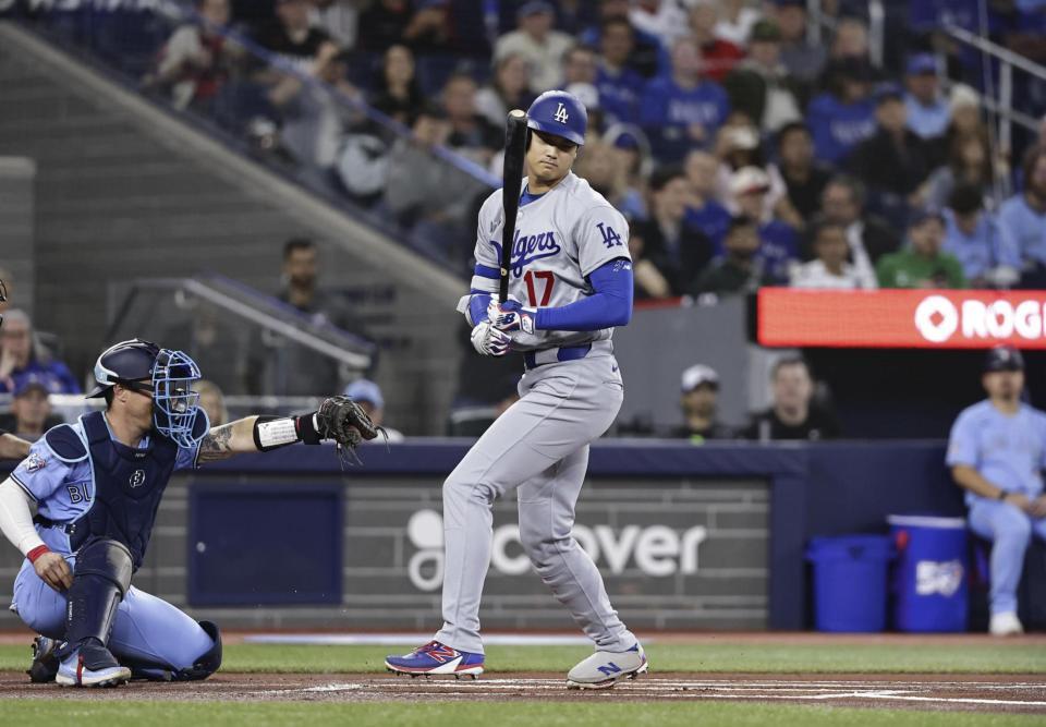 　ブルージェイズ戦の１回、四球を選んだドジャース・大谷。昨季から43試合連続出塁とし、２００９年にマリナーズのイチローが樹立した日本勢最長記録に並んだ＝トロント（共同）