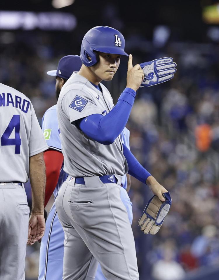 　ブルージェイズ戦の１回、四球を選んだドジャース・大谷。昨季から43試合連続出塁とし、２００９年にマリナーズのイチローが樹立した日本勢最長記録に並んだ＝トロント（共同）