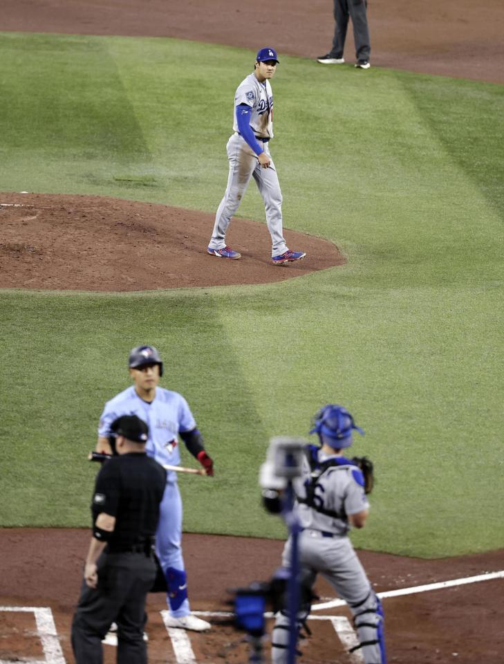 　ブルージェイズ戦の１回、岡本を空振り三振に仕留めたドジャース・大谷（上）＝トロント（共同）