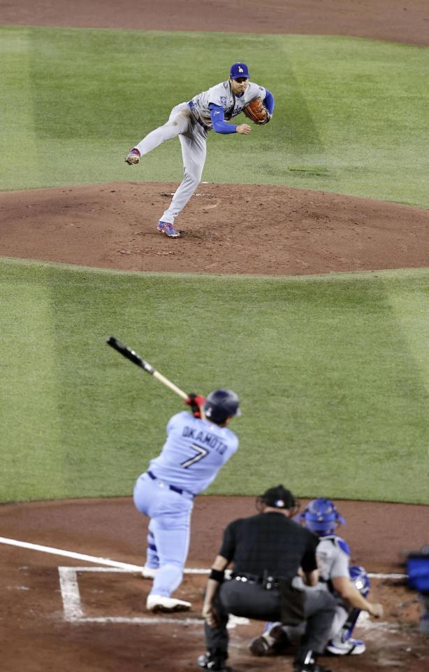　ブルージェイズ戦の１回、岡本を空振り三振に仕留めるドジャース・大谷＝トロント（共同）