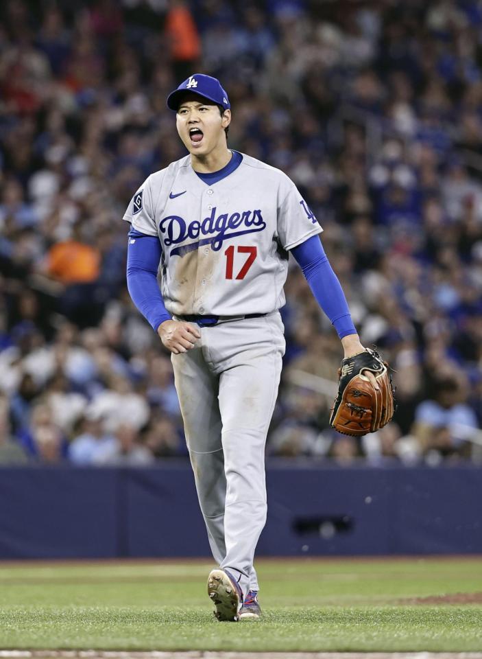 　ブルージェイズ戦の６回を投げ終え、ほえるドジャース・大谷＝トロント（共同）