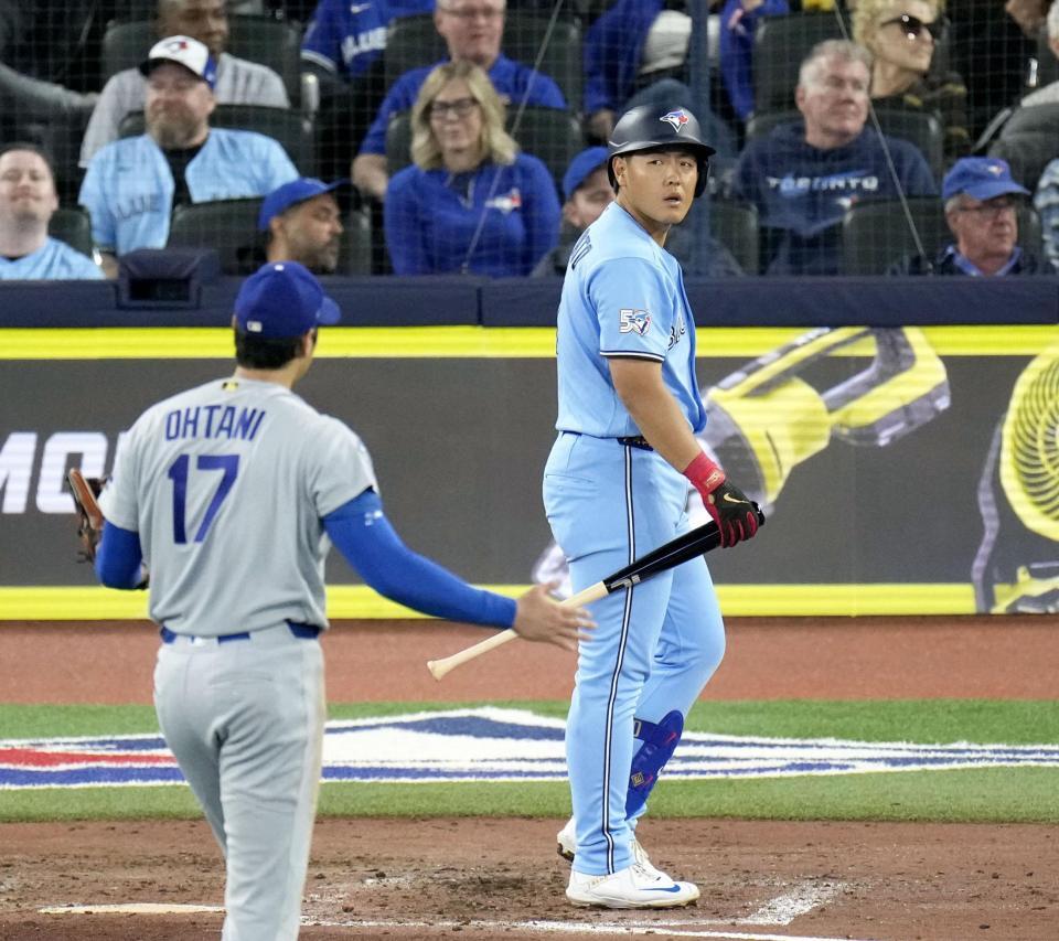 　ドジャース戦の６回、三邪飛に倒れたブルージェイズ・岡本。投手大谷＝トロント（共同）