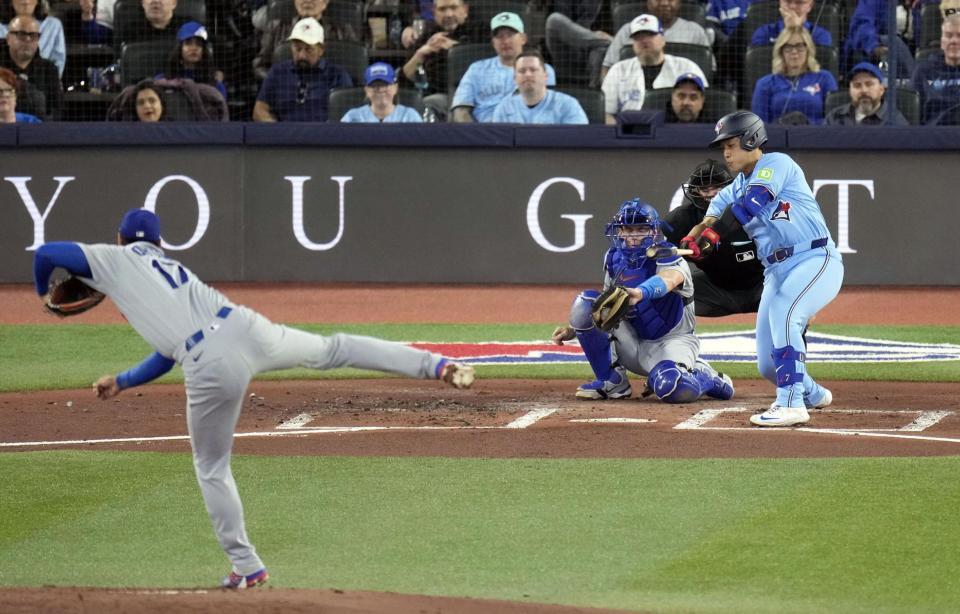 　ドジャース戦の１回、空振り三振に倒れるブルージェイズ・岡本。投手大谷＝トロント（共同）