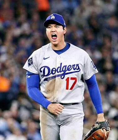 　６回を投げ終え、ほえるドジャース・大谷（共同）