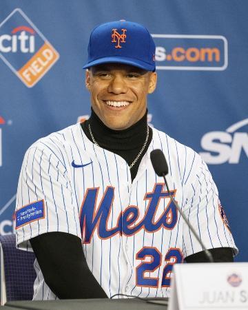 ２０２４年１２月、メッツに入団し記者会見するソト＝ニューヨーク（ゲッティ＝共同）