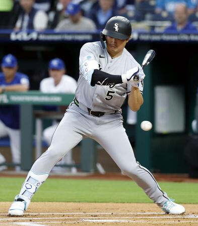 　ロイヤルズ戦の１回、四球を選ぶホワイトソックス・村上＝カンザスシティー（共同）