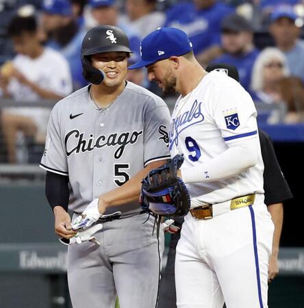 　ロイヤルズ戦の１回、四球で出塁し一塁手パスクアンティノ（９）から声をかけられるホワイトソックス・村上＝カンザスシティー（共同）