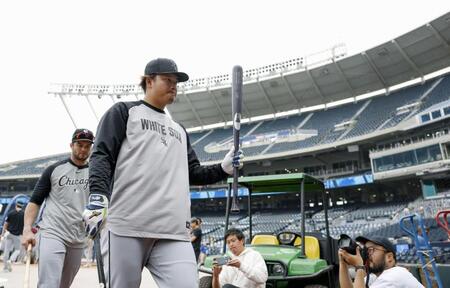 　練習を終え、ファンの歓声に応えるホワイトソックス・村上＝カンザスシティー（共同）
