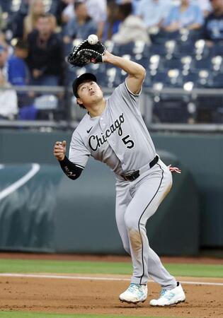 　ロイヤルズ戦の１回、ウィットの飛球を落球するホワイトソックスの一塁手村上＝カンザスシティー（共同）